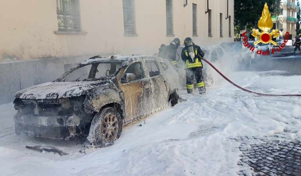 Incendio a Voghera, a fuoco due auto in via Giovanni Plana: strada chiusa