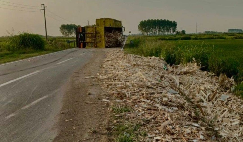 Carico disperso sulla SS 596 dei Cairoli, traffico bloccato a Robbio