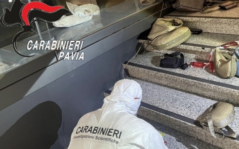 Due tentativi di furto nella notte in centro a Pavia: il ladro messo in fuga dai Carabinieri