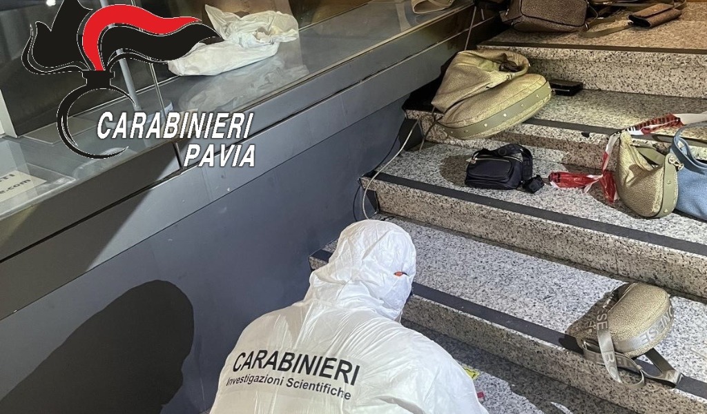 Due tentativi di furto nella notte in centro a Pavia: il ladro messo in fuga dai Carabinieri