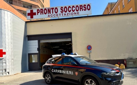 Follia al Pronto Soccorso del San Matteo: 19enne picchia un infermiere e devasta il triage