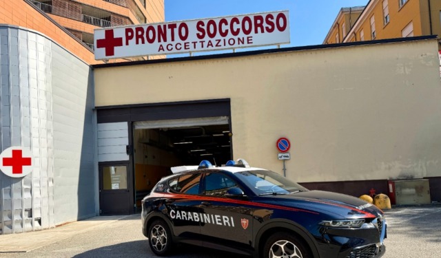 Follia al Pronto Soccorso del San Matteo: 19enne picchia un infermiere e devasta il triage