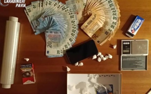 Fermati due giovani con cocaina, marijuana e 1.800 euro in contanti: la droga nascosta nel cambio dell’auto