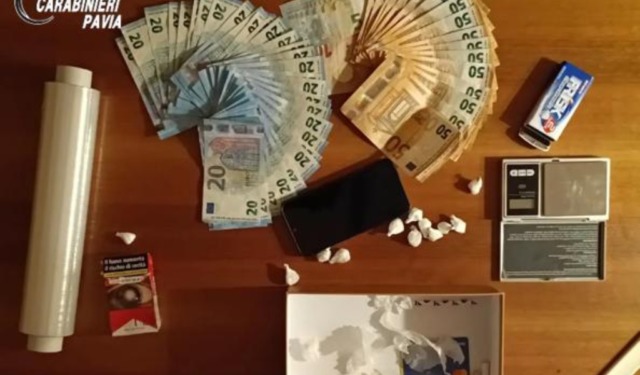 Fermati due giovani con cocaina, marijuana e 1.800 euro in contanti: la droga nascosta nel cambio dell’auto