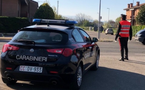 I Carabinieri intervengono per una lite in casa e scoprono una boutique del furto