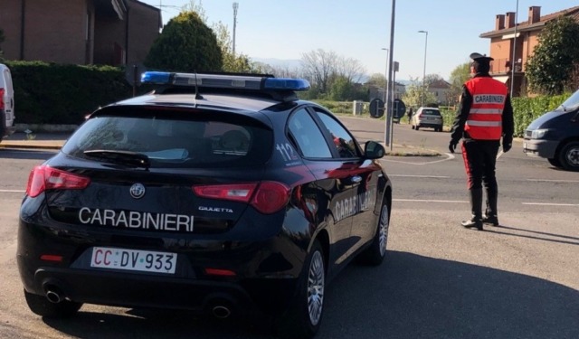 I Carabinieri intervengono per una lite in casa e scoprono una boutique del furto