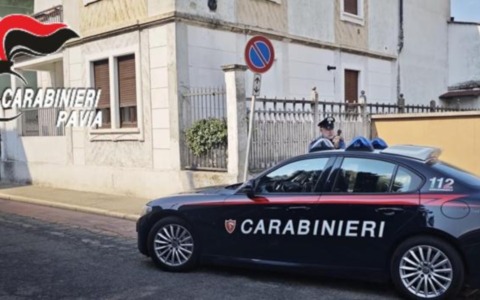 Aggredito e rapinato dopo il prelievo al Bancomat, riporta la frattura della tibia: denunciata 40enne