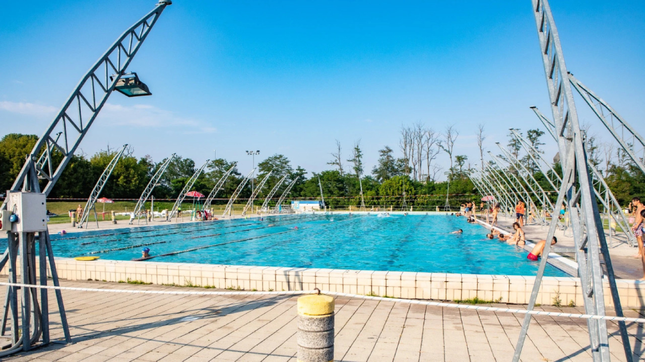 Malore in piscina a Vigevano, bagnino fuori servizio salva un 43enne con il massaggio cardiaco