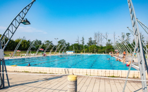 Malore in piscina a Vigevano, bagnino fuori servizio salva un 43enne con il massaggio cardiaco