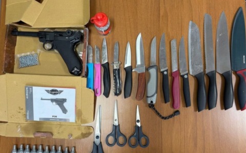 Minaccia di morte una ragazza: nel borsone nascondeva 14 coltelli, tre forbici e una pistola
