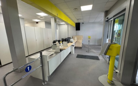 Riapre l’ufficio postale di Robbio: spazi rinnovati, servizi ampliati e modello Polis pienamente operativo