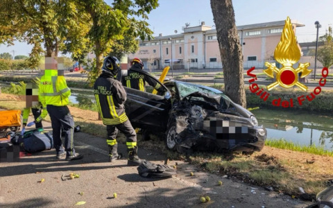 Scontro tra due auto a Pavia, ferito incastrato nelle lamiere: liberato dai vigili del fuoco