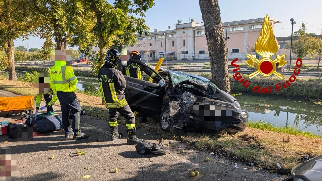 Scontro tra due auto a Pavia, ferito incastrato nelle lamiere: liberato dai vigili del fuoco
