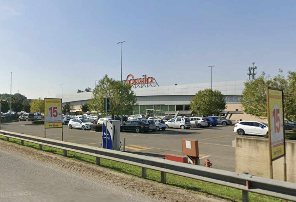 Travolto e ucciso da un camion fuori da un supermercato, corpo trasferito a Pavia per l’autopsia