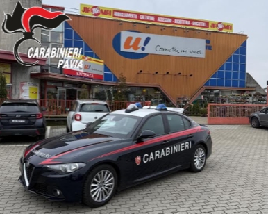 Tre minorenni rubano cibo e bevande all’Unes: identificati dopo quattro giorni di colpi in serie