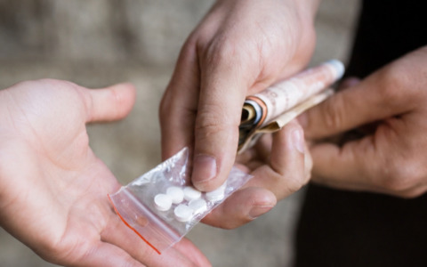 Spaccia droga del sesso e cocaina, pusher 48enne arrestato e Vigevano