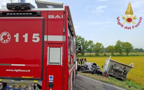 Scontro tra auto e furgone: 61enne estratto dalle lamiere e trasportato in codice rosso al San Matteo