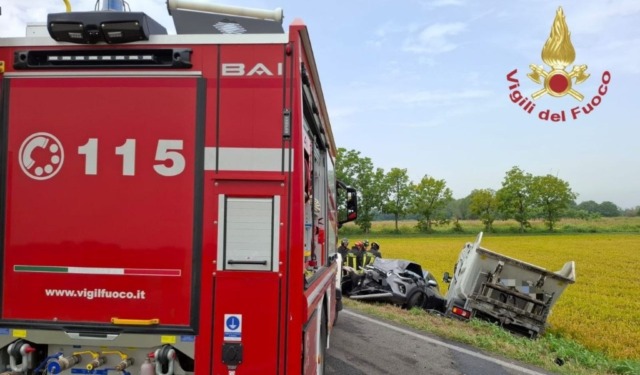 Scontro tra auto e furgone: 61enne estratto dalle lamiere e trasportato in codice rosso al San Matteo