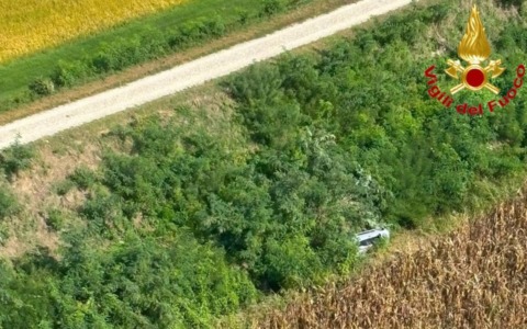 Finisce con l’auto in una scarpata e perde i sensi, salvato grazie al segnale del cellulare