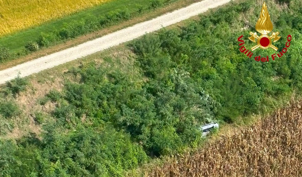 Finisce con l’auto in una scarpata e perde i sensi, salvato grazie al segnale del cellulare