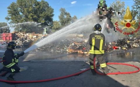 Incendio alla piattaforma ecologica di Pavia: intervengono i Vigili del Fuoco