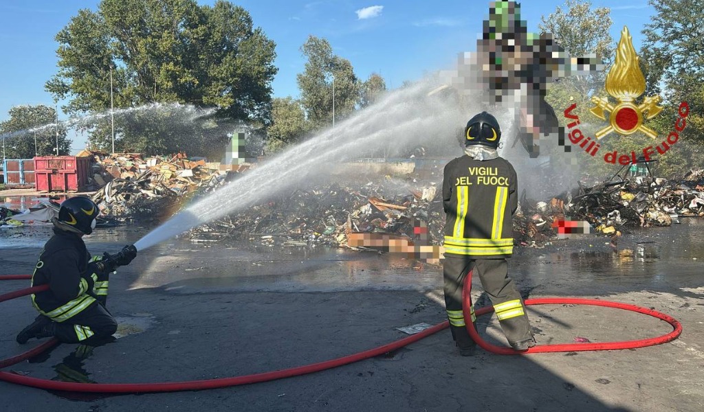 Incendio alla piattaforma ecologica di Pavia: intervengono i Vigili del Fuoco