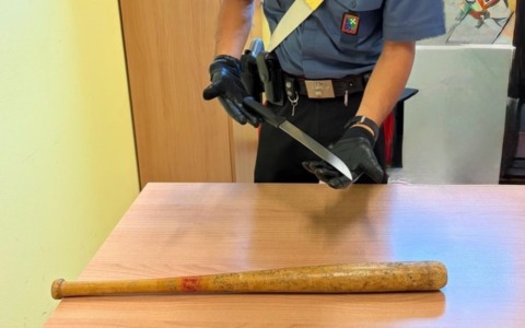 Fermato dai Carabinieri a Belgioioso: in auto spuntano una mazza da baseball e un coltello