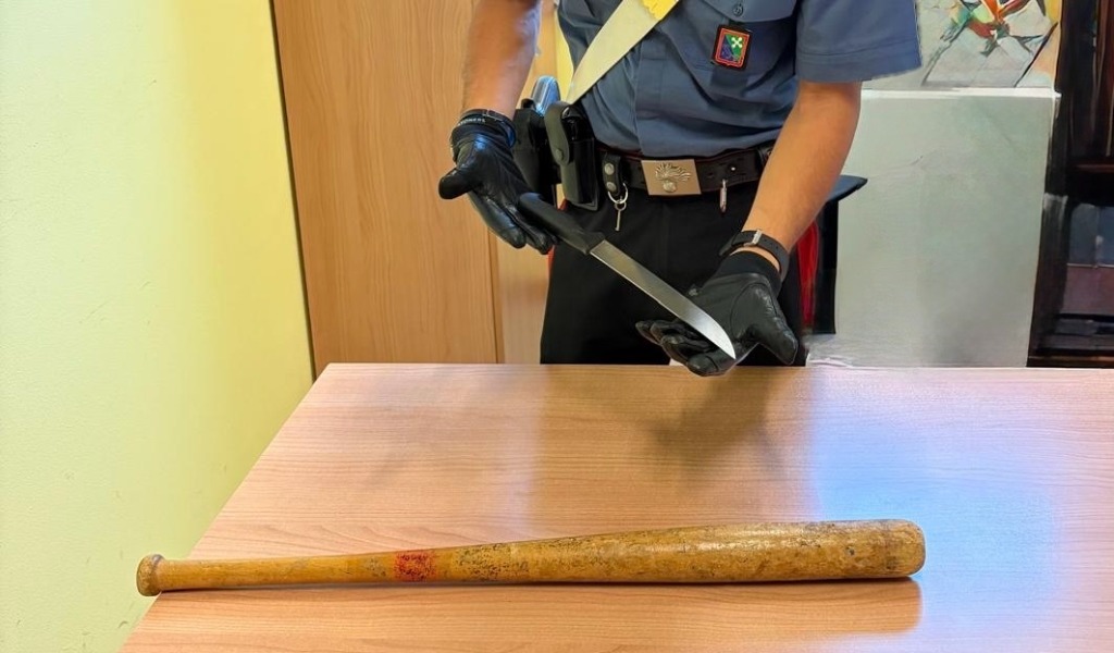 Fermato dai Carabinieri a Belgioioso: in auto spuntano una mazza da baseball e un coltello
