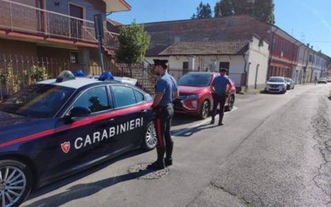 Rubano uno zaino da un’auto in sosta e si danno alla fuga: passante li insegue e li fa arrestare