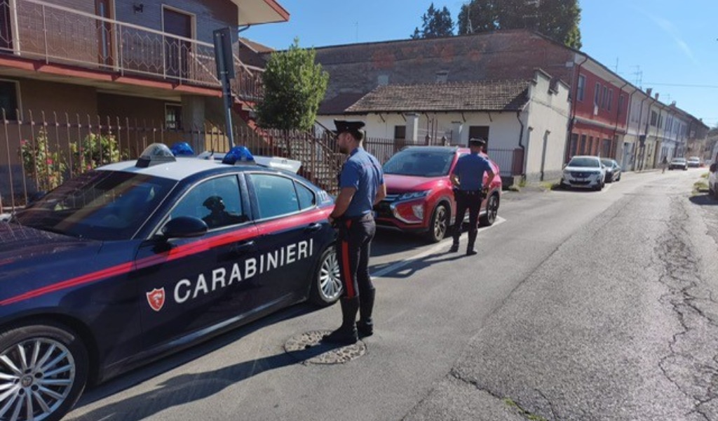 Rubano uno zaino da un’auto in sosta e si danno alla fuga: passante li insegue e li fa arrestare