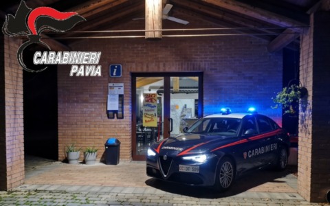 Certosa di Pavia, tenta di sfondare la vetrina di un negozio: incastrato dalla chiamata al 112 di un residente