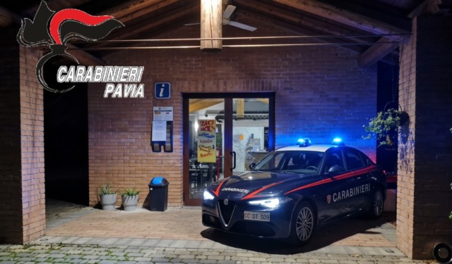 Certosa di Pavia, tenta di sfondare la vetrina di un negozio: incastrato dalla chiamata al 112 di un residente