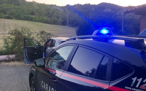 Forza il posto di blocco e scatta l’inseguimento: la fuga termina in un vicolo cieco