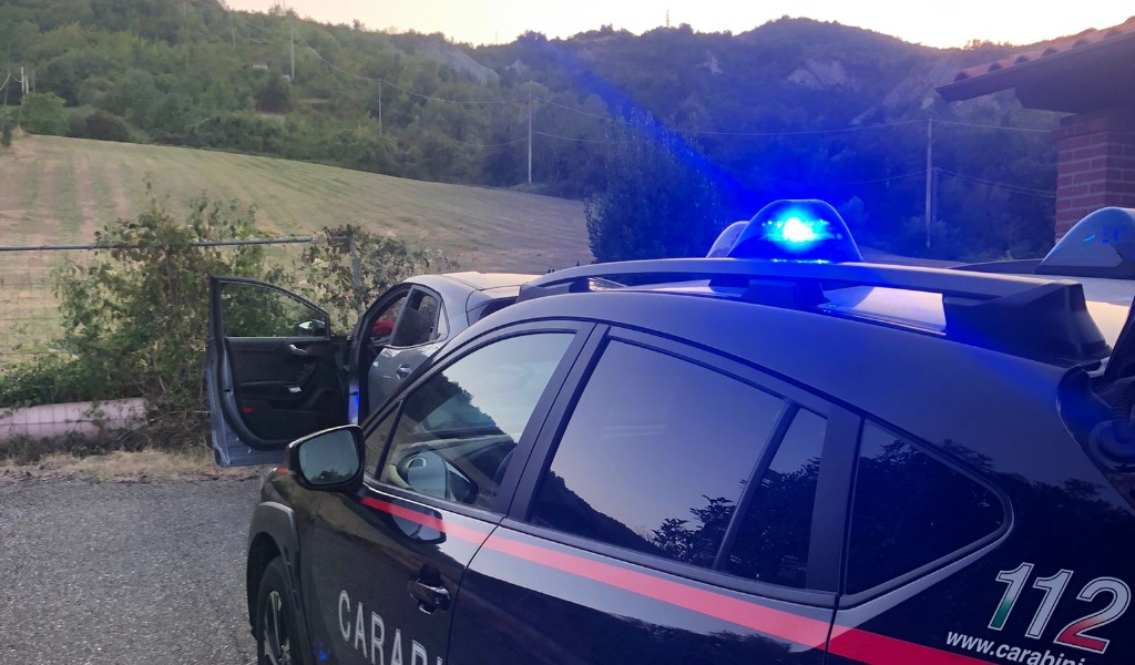 Forza il posto di blocco e scatta l’inseguimento: la fuga termina in un vicolo cieco