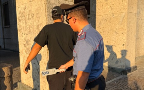 Pavia, controlli dei Carabinieri alle fermate dei bus: identificati 20 giovani