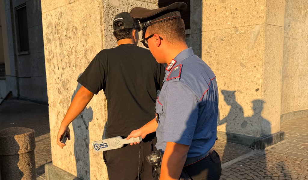 Pavia, controlli dei Carabinieri alle fermate dei bus: identificati 20 giovani