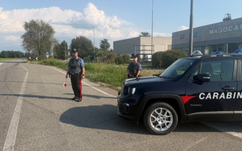 Fugge alla vista dei Carabinieri: 25enne bloccato con hashish, bilancino e contanti