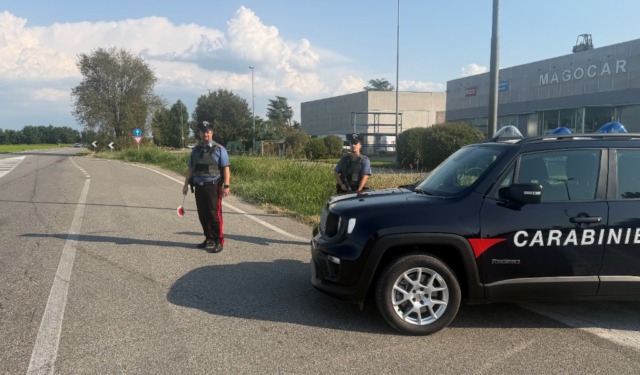 Fugge alla vista dei Carabinieri: 25enne bloccato con hashish, bilancino e contanti
