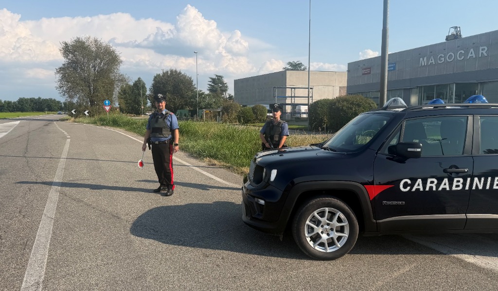 Fugge alla vista dei Carabinieri: 25enne bloccato con hashish, bilancino e contanti