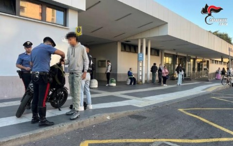 Vigevano, Carabinieri nelle stazioni per il rientro a scuola: controlli con il metal detector tra i giovani