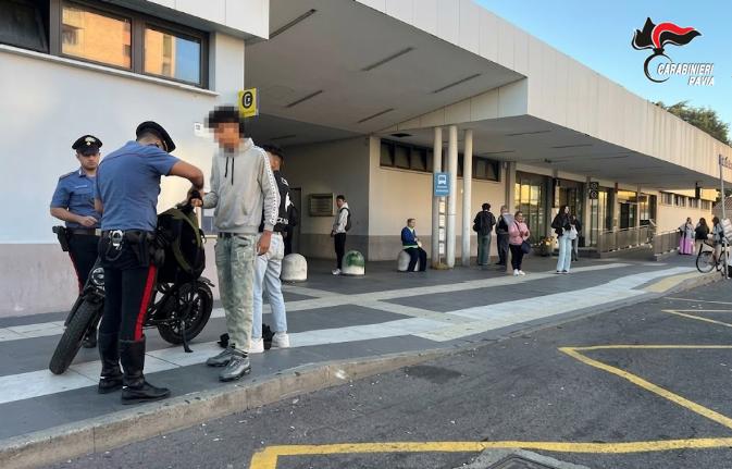 Vigevano, Carabinieri nelle stazioni per il rientro a scuola: controlli con il metal detector tra i giovani