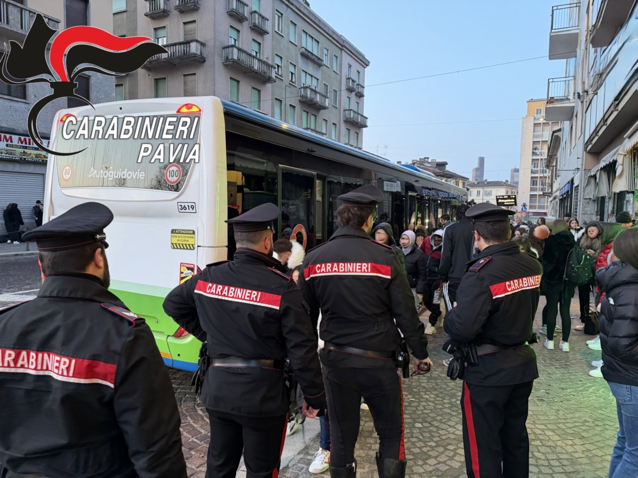 Picchia l’autista del bus con un manganello: arrestato per l’aggressione di aprile, in casa spunta anche droga