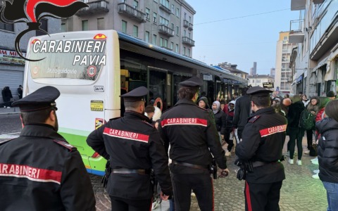 Picchia l’autista del bus con un manganello: arrestato per l’aggressione di aprile, in casa spunta anche droga