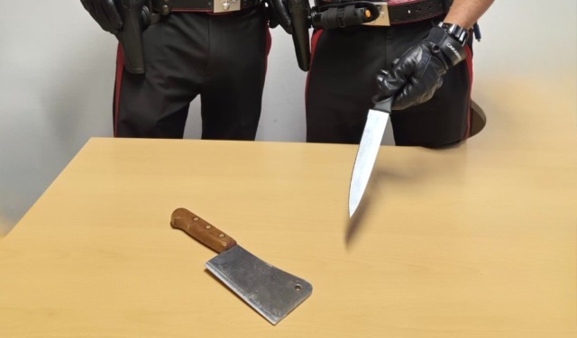 Gira di sera a piedi armato di coltello e mannaia: denunciato a Casorate Primo
