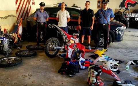 Tre moto da enduro rubate nascoste in un furgone: denunciati due ricettatori