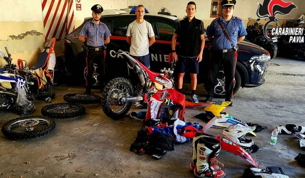 Tre moto da enduro rubate nascoste in un furgone: denunciati due ricettatori