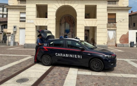 Evade dai domiciliari e viene trovato a passeggiare in centro: 23enne denunciato
