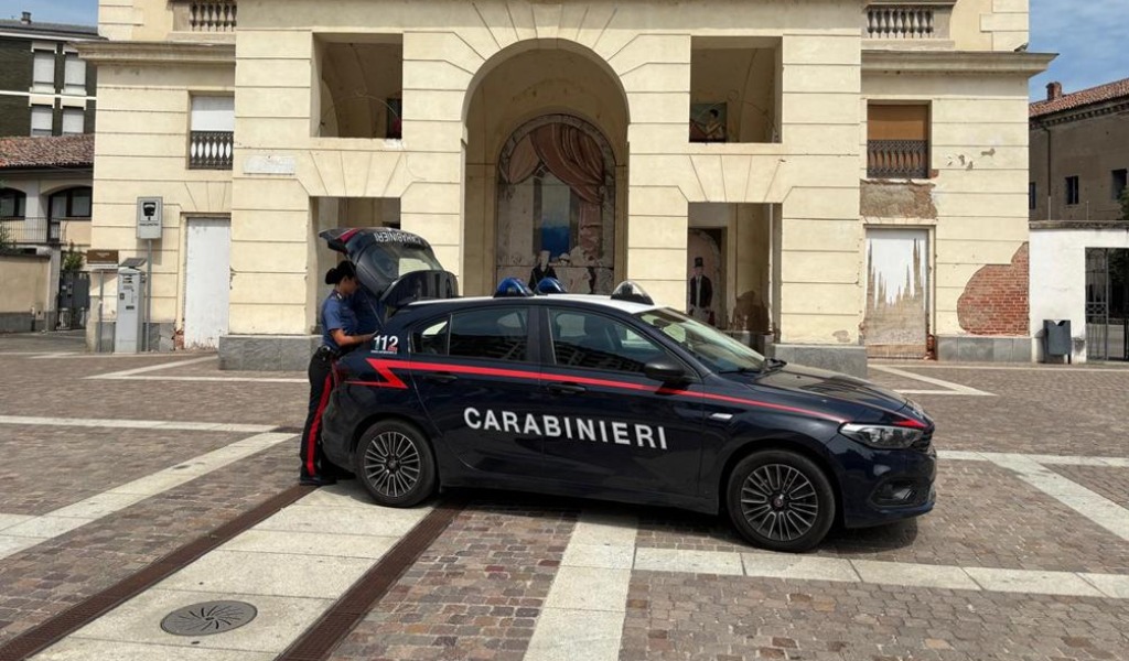 Evade dai domiciliari e viene trovato a passeggiare in centro: 23enne denunciato