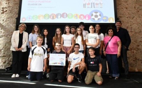 A Siziano il Premio Federchimica Giovani: vince la 2ªA con un progetto sulla plastica