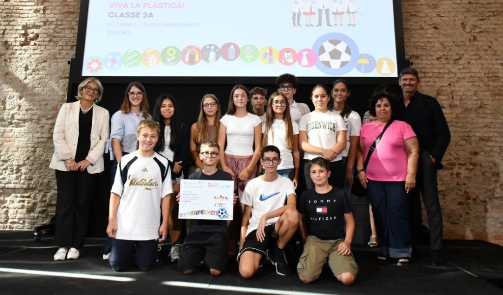 A Siziano il Premio Federchimica Giovani: vince la 2ªA con un progetto sulla plastica